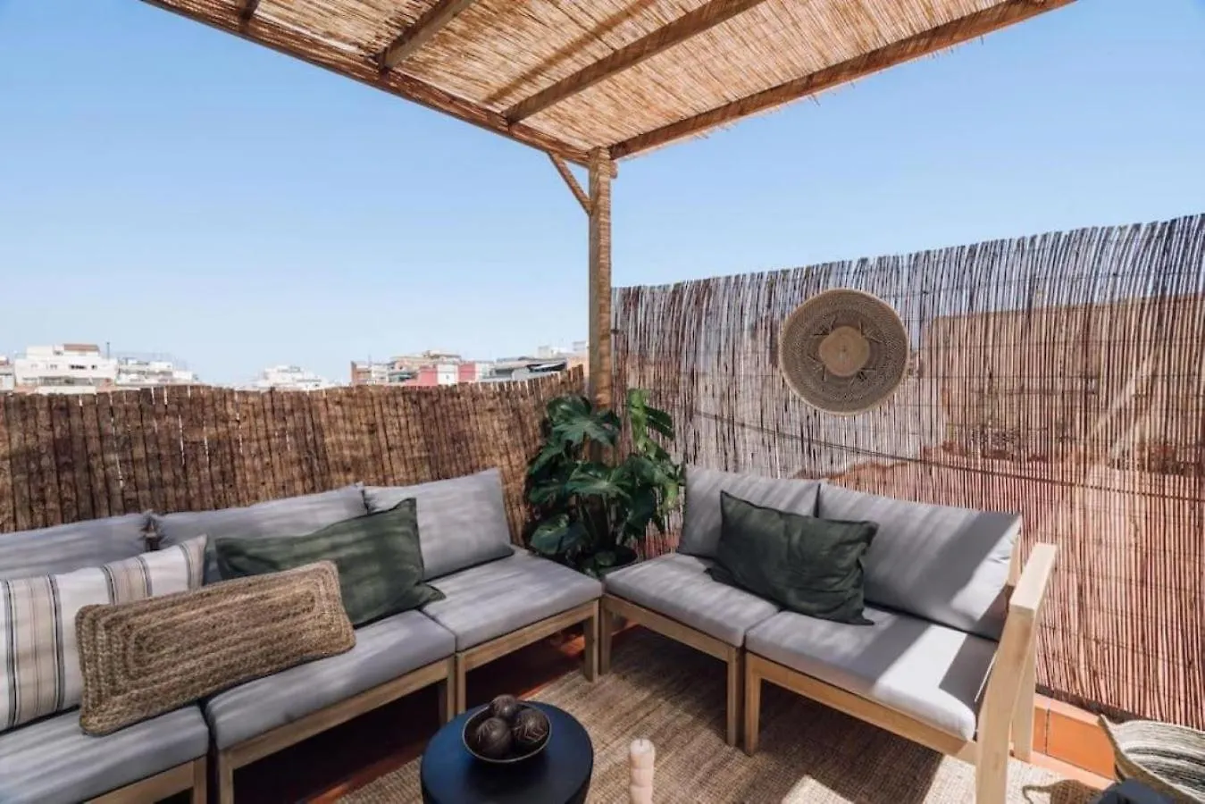 Apartment Bolia - 2 Bedroom And Terrace In Eixample Esquerra Barcelona